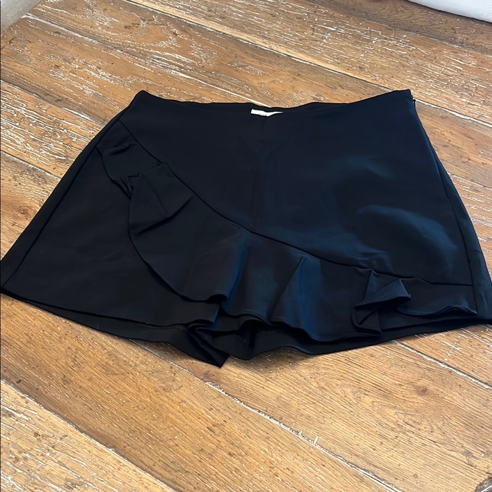Vestique Black Skorts with‎ Ruffled Detail